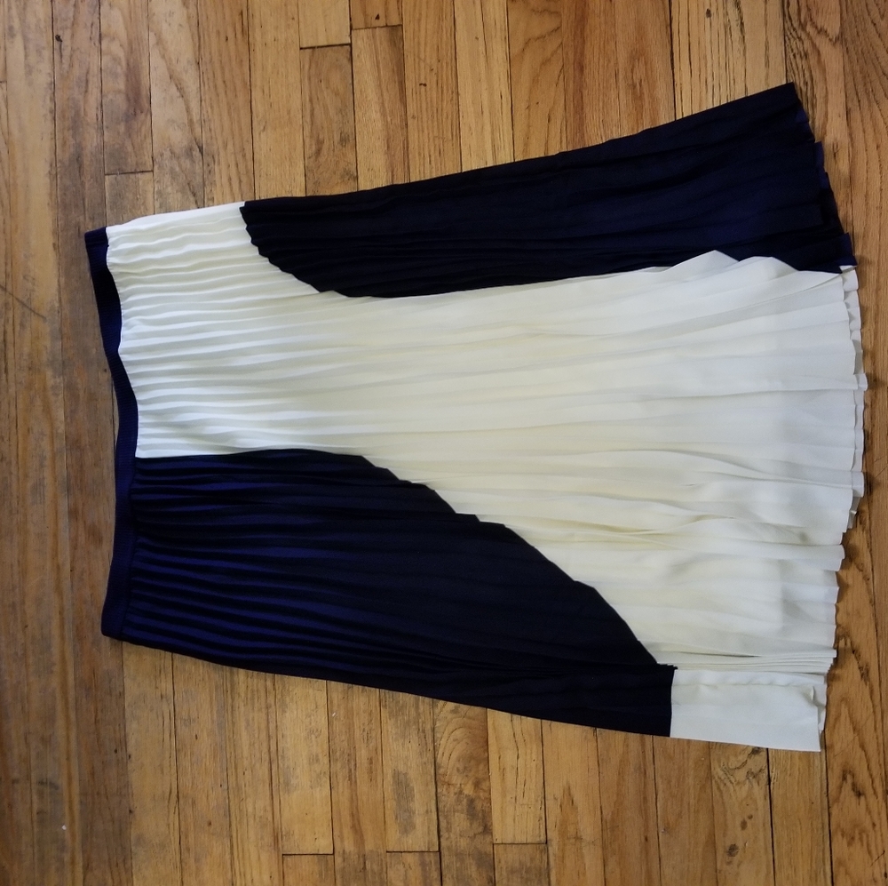 H&M pleated skirt size 18